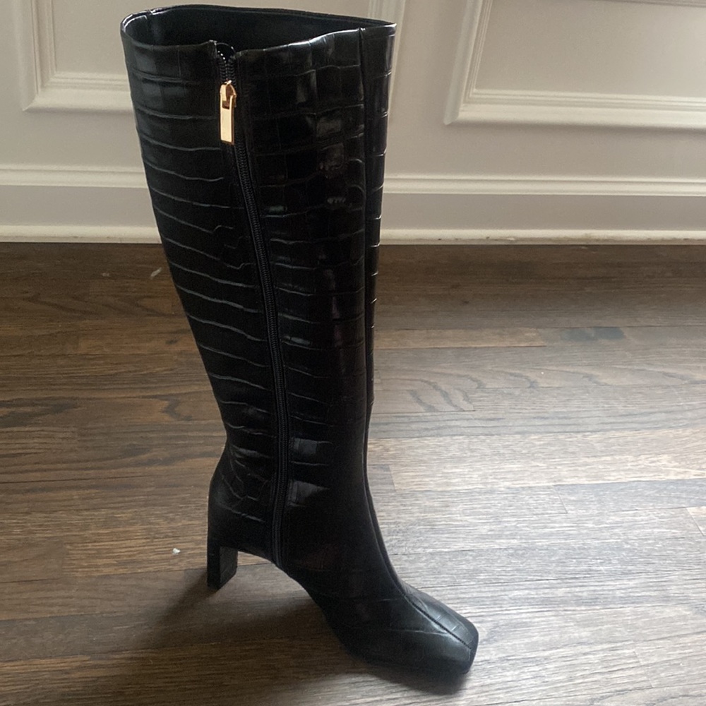Saks Fifth Ave size 6 crocco black boot